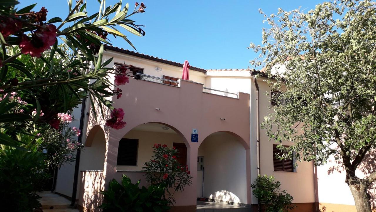 Apartmani Mia Ližnjan Exteriör bild