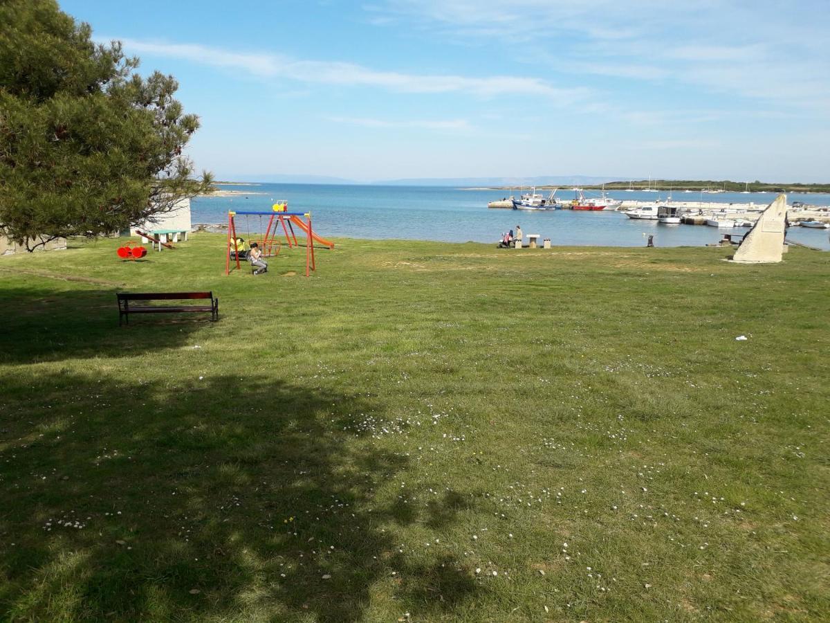 Apartmani Mia Ližnjan Exteriör bild